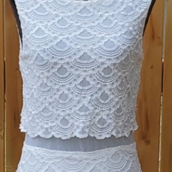 Bebe flirty scalloped lace dress - Picture 3 of 5